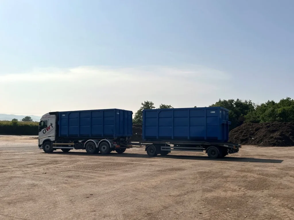 11 AWT Exploitation Camion Ampliroll disponible à la location