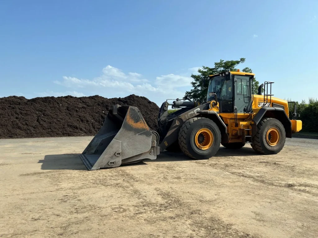 12 AWT Exploitation Chargeuse sur pneu pour transport de déchets organiques