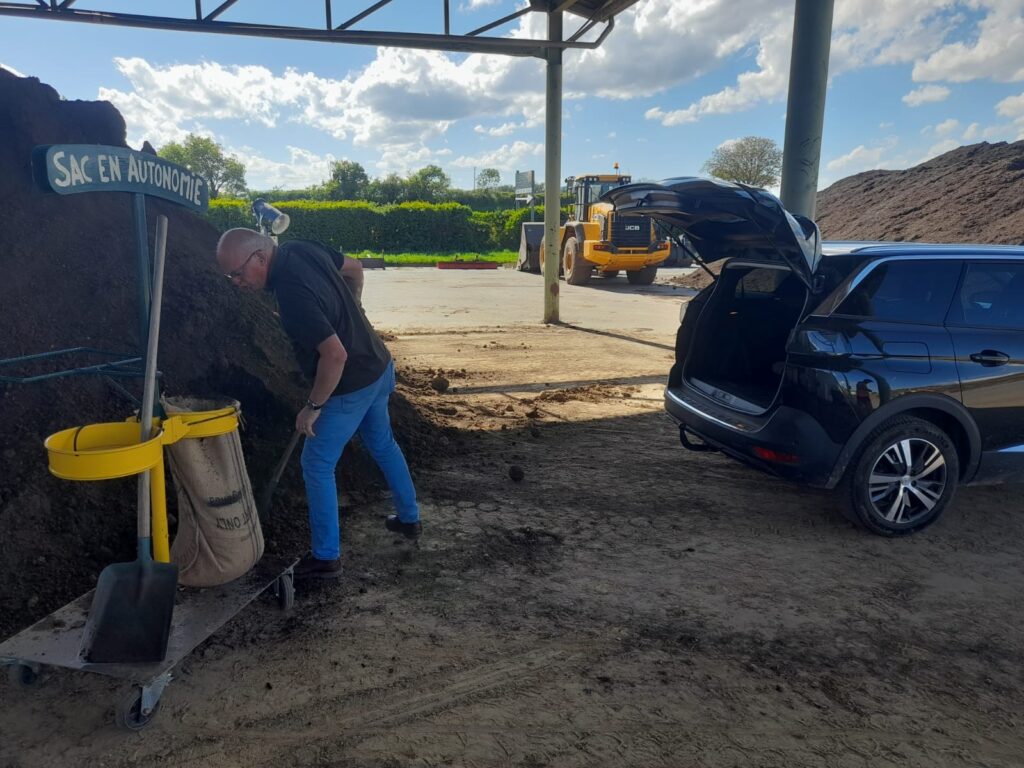 Récupération de terre en autonomie avec sac et voiture avec coffre ouvert